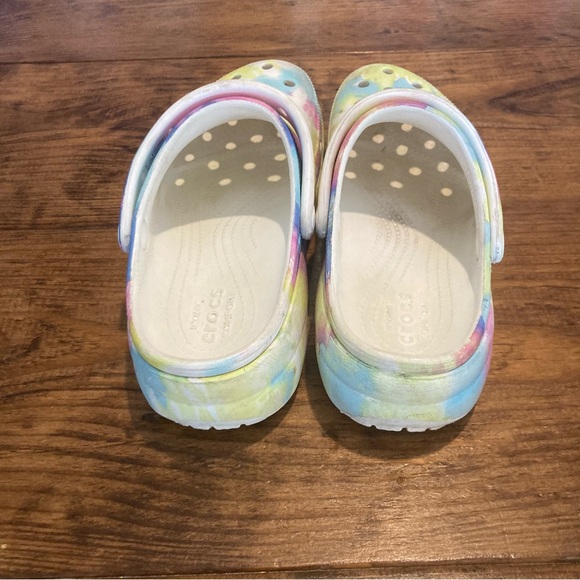 CROCS Water Shoes - Multicolor Tie-Dye Crocs Classic Clogs rainbow bright - Picture 4 of 8